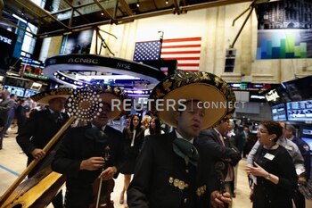 FOTO DE ARCHIVO. Operadores observan
