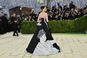 Su aparición en la Met Gala 2026 destaca por un vestido negro con una ilustración clásica en blanco en la parte trasera de la falda, en un guiño directo al diálogo entre moda y arte (Foto Evan Agostini/Invision/AP)