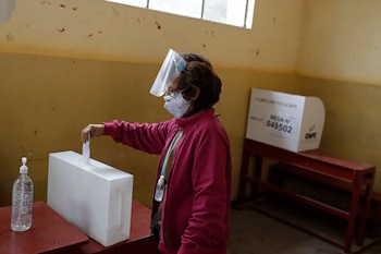 Una persona emite su voto