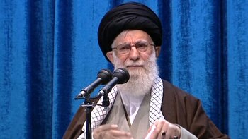 El ayatollah Ali Khamenei durante