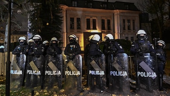 Tensión en Polonia: la policía rodea el Tribunal Constitucional tras la decisión del Gobierno de Tusk de suspender al presidente