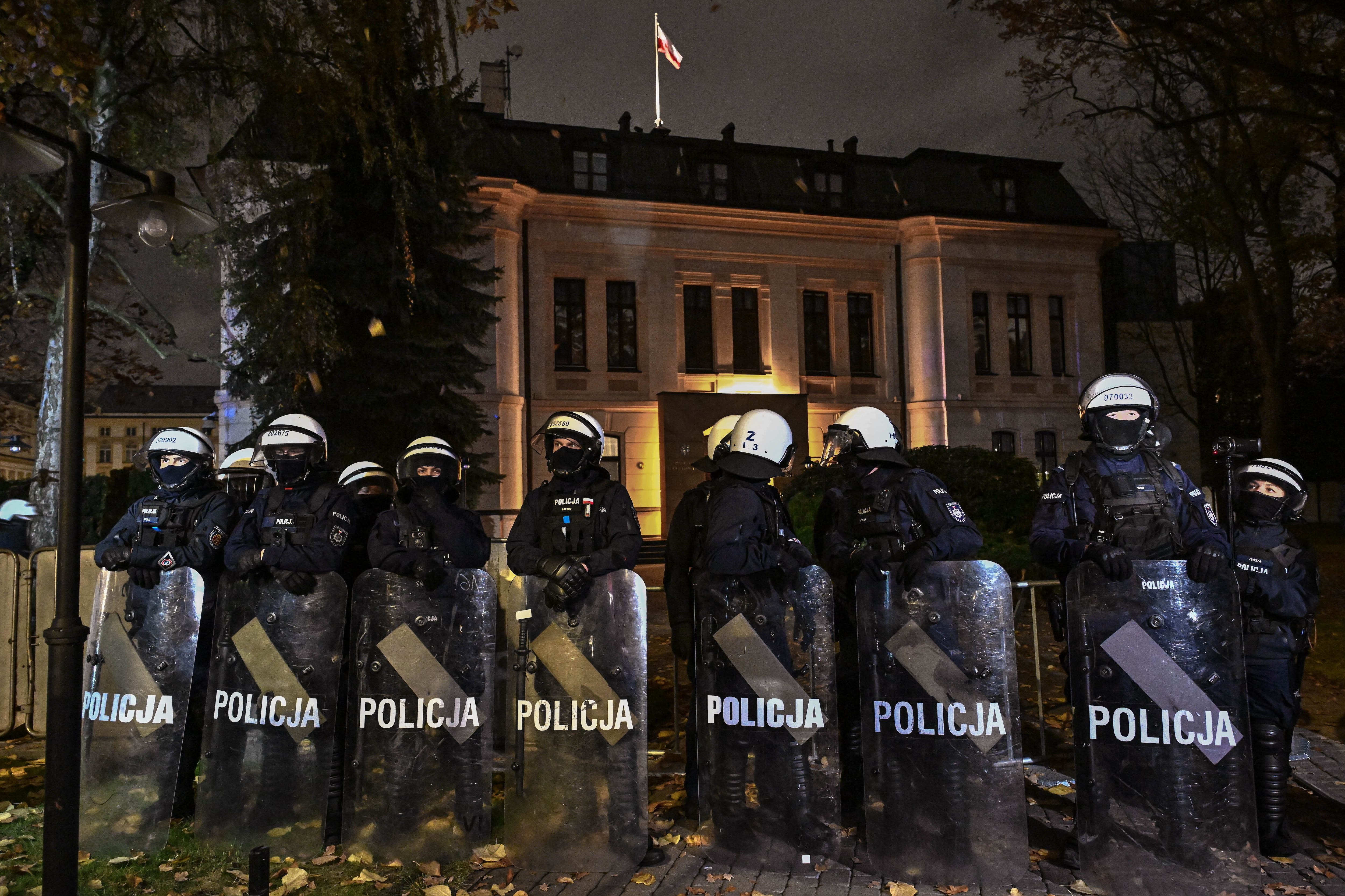 Tensión en Polonia: la policía rodea el Tribunal Constitucional tras la decisión del Gobierno de Tusk suspender al presidente