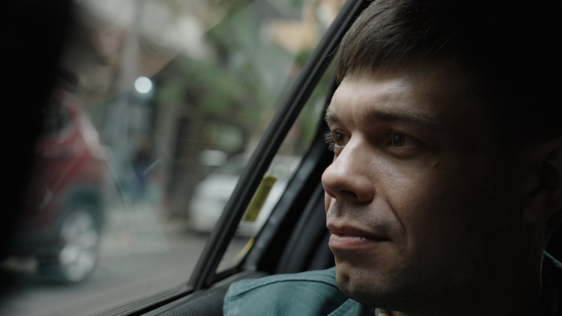 Kostiantyn Chebaevskyi, en un auto durante su visita a Buenos Aires en 2024, cuando viajó a presentar la denuncia por las torturas que dice haber sufrido en Enerhodar. Hoy habla con su nombre. (Foto: The Reckoning Project para Infobae)
