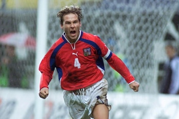 El 15 de agosto de 2001, República Checa goleó 5-0 a Corea del Sur en Praga, con un triplete de Miroslav Baranek y un gol de un joven Pavel Nedvêd. (X/ @UEFAEURO)