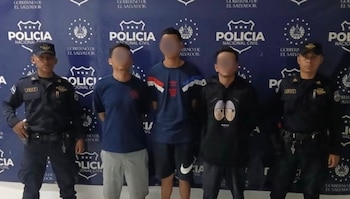 Los incidentes se registraron el 29 de marzo de 2026 en las inmediaciones del estadio Juan Francisco Barraza, tras el Clásico Nacional. (Cortesía: PNC de El Salvador)