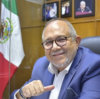 El exalcalde señala que fue oblogado a dejar su cargo.
