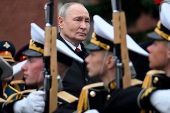 El presidente de Rusia Vladímir Putin, al fondo y al centro, asiste a una ceremonia para colocar flores en la Tumba del Soldado Desconocido, en Moscú. (Alexander Nemenov/Pool Foto via AP)