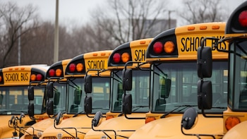 Estados Unidos sigue sin suficientes choferes de autobús escolar: por qué ni subir los salarios resuelve el problema