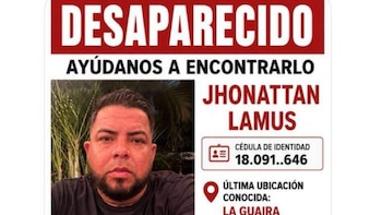 Cartel rojo y blanco con la palabra 'DESAPARECIDO', foto de un hombre de barba, nombre Jhonnattan Lamus, cédula de identidad y ubicación La Guaira