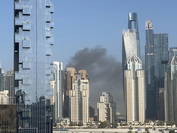 Emiratos Árabes Unidos denunció tres heridos de gravedad durante el último ataque iraní con misiles y drones hacia su territorio (Europa Press)