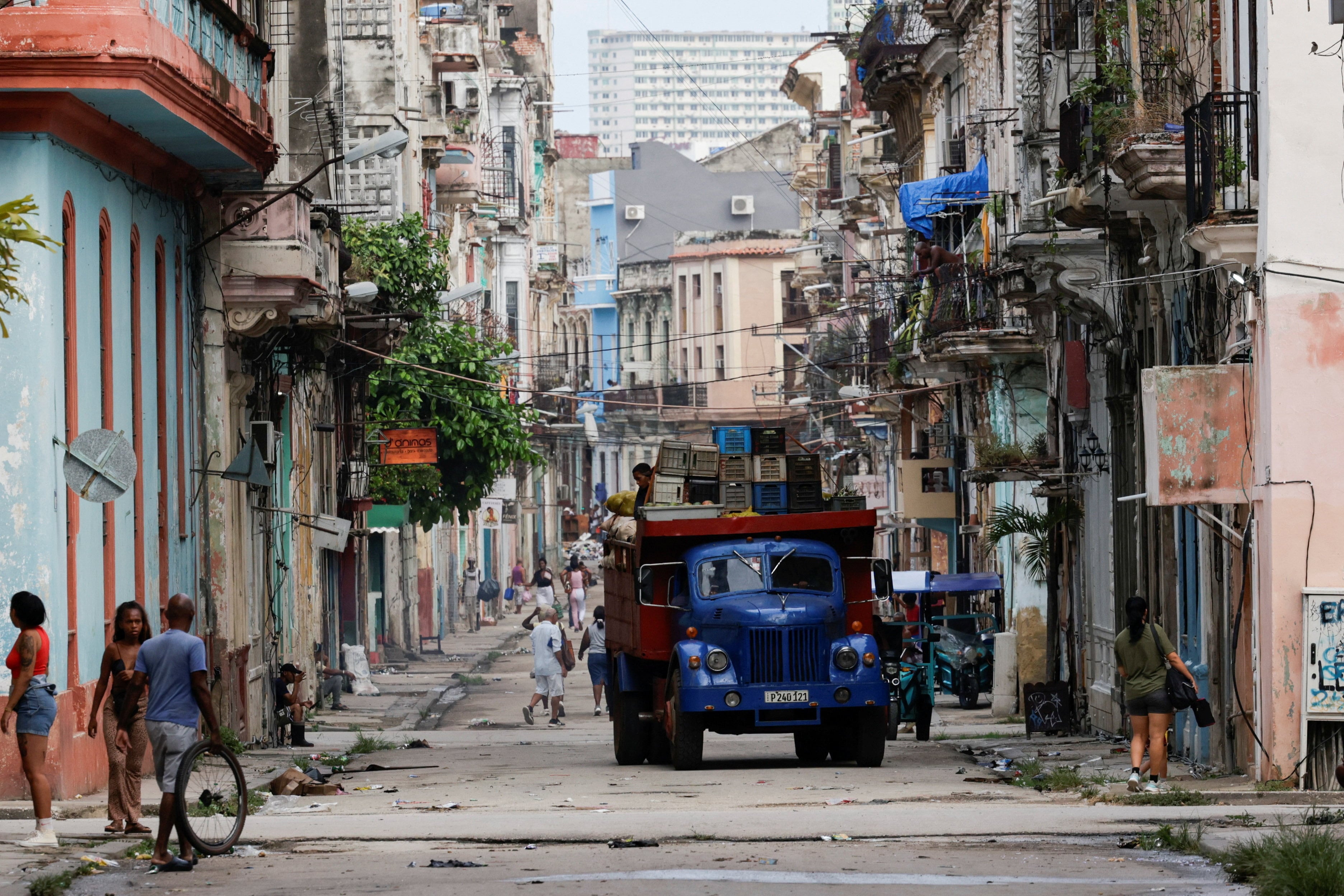 La pensión de 4.000 pesos cubanos de muchos jubilados no alcanza para comprar un litro de aceite, que supera los 5.000 pesos en tiendas privadas. (REUTERS/Norlys Perez)
