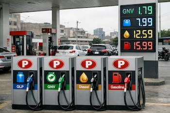 Cuatro surtidores de combustible Petroperú con logotipos de GLP, GNV, Diésel y Gasolina. Un cartel digital muestra los precios de cada combustible. Se ven automóviles y una motocicleta al fondo.