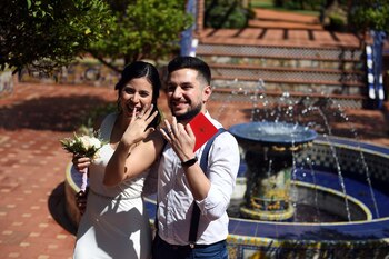 Gabriela y Ricardo, con las alianzas y la libreta roja luego de haber dado el sí ante la ley