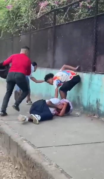 Según denuncias de la población, los cinco implicados podrían ser menores de edad, lo que abre el debate sobre la responsabilidad penal juvenil en el país (Foto cortesía La Prensa Nicaragua).