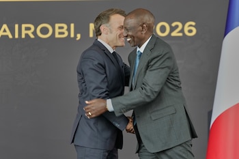 El presidente de Francia, Emmanuel Macron (izquierda), y el presidente de Kenia, William Ruto, se saludan en la Casa de Gobierno, el domingo 10 de mayo de 2026, en Nairobi. (AP Foto/Brian Inganga)