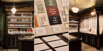 El taller produce tarjetas de visita, invitaciones, membretes y sobres con estampado en relieve (Instagram/@papierroyalparis)