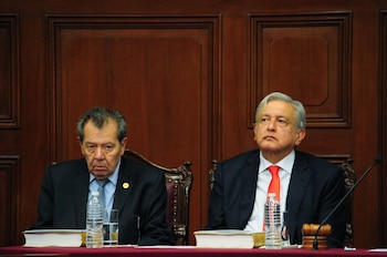 Porfirio Muñoz Ledo junto a