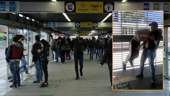 Joven fue golpeado salvajemente tras un fallido intento de agredir a otro pasajero en TransMilenio - crédito Camila Díaz/Colprensa - @eduardomenoni/X