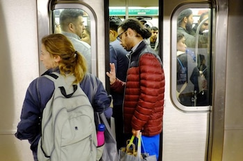 Pasajeros se asisten mutuamente en