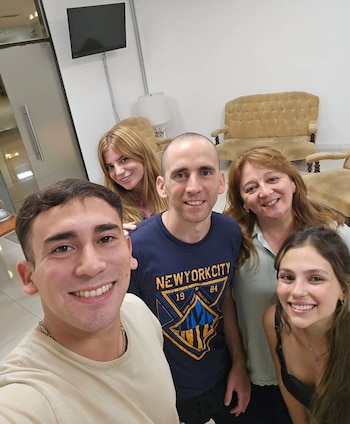 Familiares de Nahuel Gallo posan