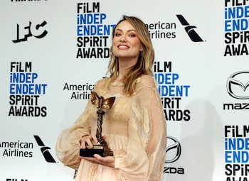 Olivia Wilde posa entre bastidores