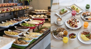 Buffet con frutas, postres, y opciones dulces/saladas. Al lado, platos individuales de desayuno con tostadas, huevos, frutas, zumos y café en un restaurante