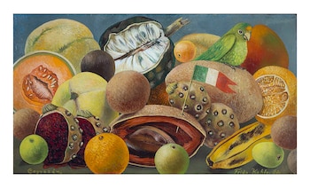 Pintura colorida de una naturaleza muerta con diversas frutas tropicales como melón, granada, plátanos y una chirimoya abierta, un loro verde y una pequeña bandera italiana