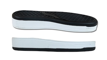 Imagen de estudio con dos suelas de zapato. La superior es negra con patrón de rejilla y base blanca. La inferior es una vista lateral blanca con borde inferior negro