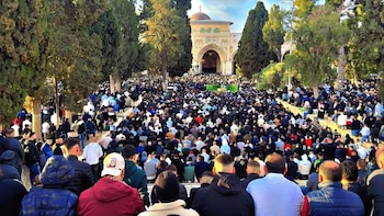 Las fuerzas de Israel detienen brevemente al gran muftí de Jerusalén tras un rezo en la mezquita de Al Aqsa