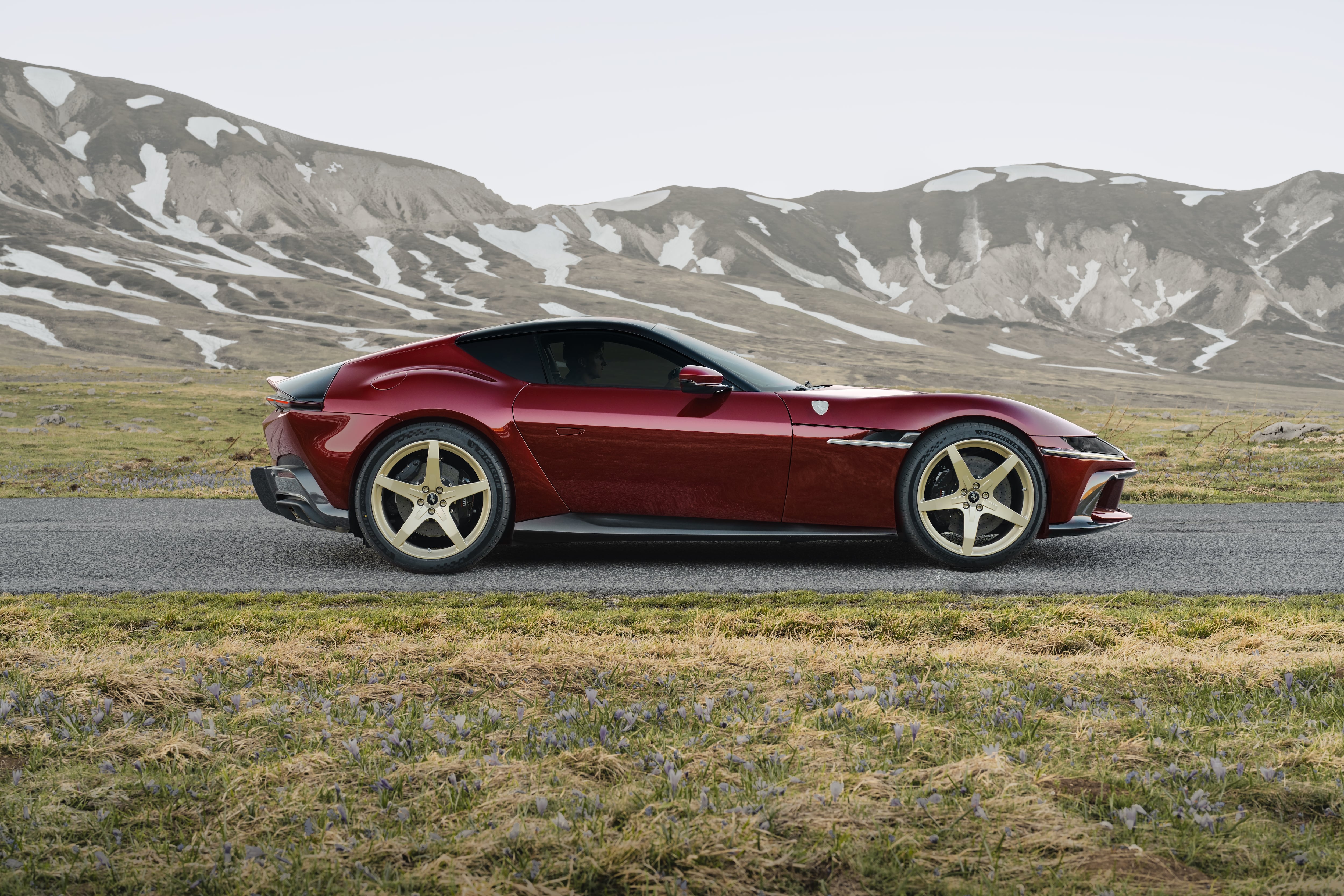 El Ferrari 12Cilindri manuale, primer modelo de la marca italiana posterior al lanzamiento del eléctrico Luce, circula por una carretera de montaña. (Ferrari)
