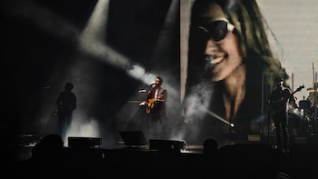 Alex Ubago celebró 25 años de carrera con un concierto ante un Metropólitan lleno en la Ciudad de México. Durante el show, Ubago recibió una bandera de México que colocó sobre sus hombros en señal de agradecimiento. El artista dedicó palabras de gratitud al público mexicano, al que calificó como esencial en su trayectoria. El bloque acústico permitió a Ubago conectar de forma íntima con sus seguidores, sólo con su guitarra. (Soledad Victoria / Infobae México)