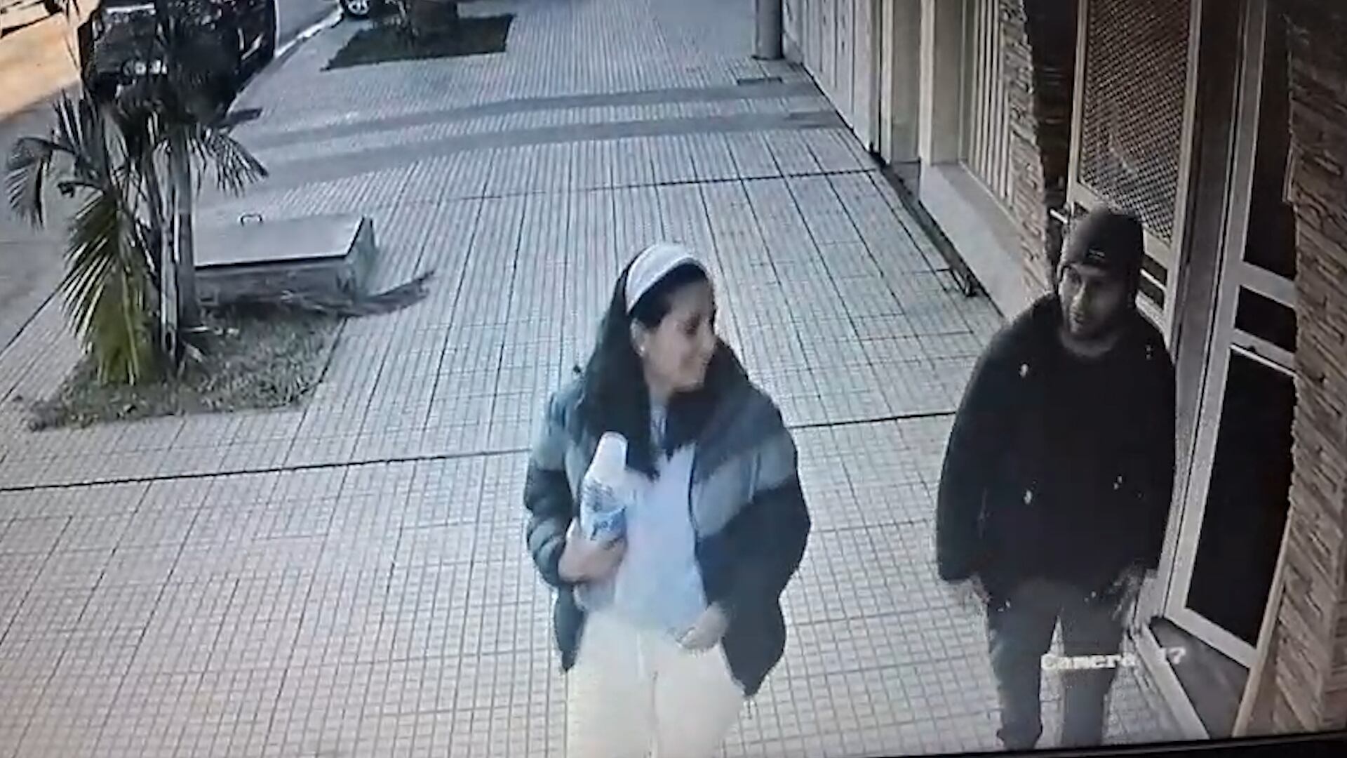 2 de junio 2023 a las 8.54 am. Cecilia cuando dejó el hotel Ruta 99 junto a César Sena. Veinte minutos después, ingresaba a la casa de Santa María de Oro al 1400, de donde nunca más se la vio salir