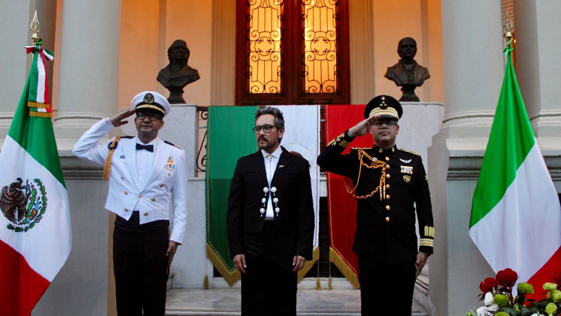 El Embajador designado de México en Italia, Genaro Lozano, encabezó la celebración de El Grito en Roma. | @EmbaMexIta