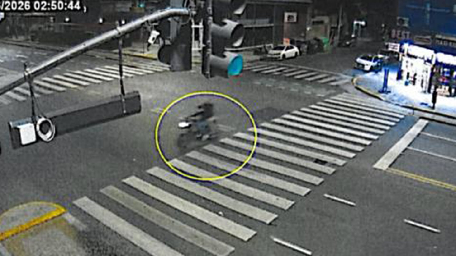 El acusado huyó del lugar junto a una cómplice y a bordo de una moto.