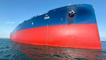 Dos marineros filipinos murieron tras un ataque a un petrolero saudita en el estrecho de Ormuz