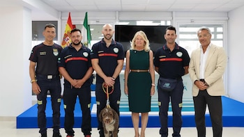 La alcaldesa de Marbella recibe a tres bomberos locales que han participado en labores de rescate en Venezuela