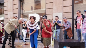 “Una escoba no resuelve la ciudad”: limpieza de Brugada en el Centro Histórico desata críticas en redes