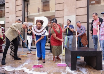 La mandataria capitalina, Clara Brugada, participa en una jornada comunitaria en vialidades que quedaron despejadas luego de la protesta magisterial, con la meta de reactivar la actividad comercial en la zona.