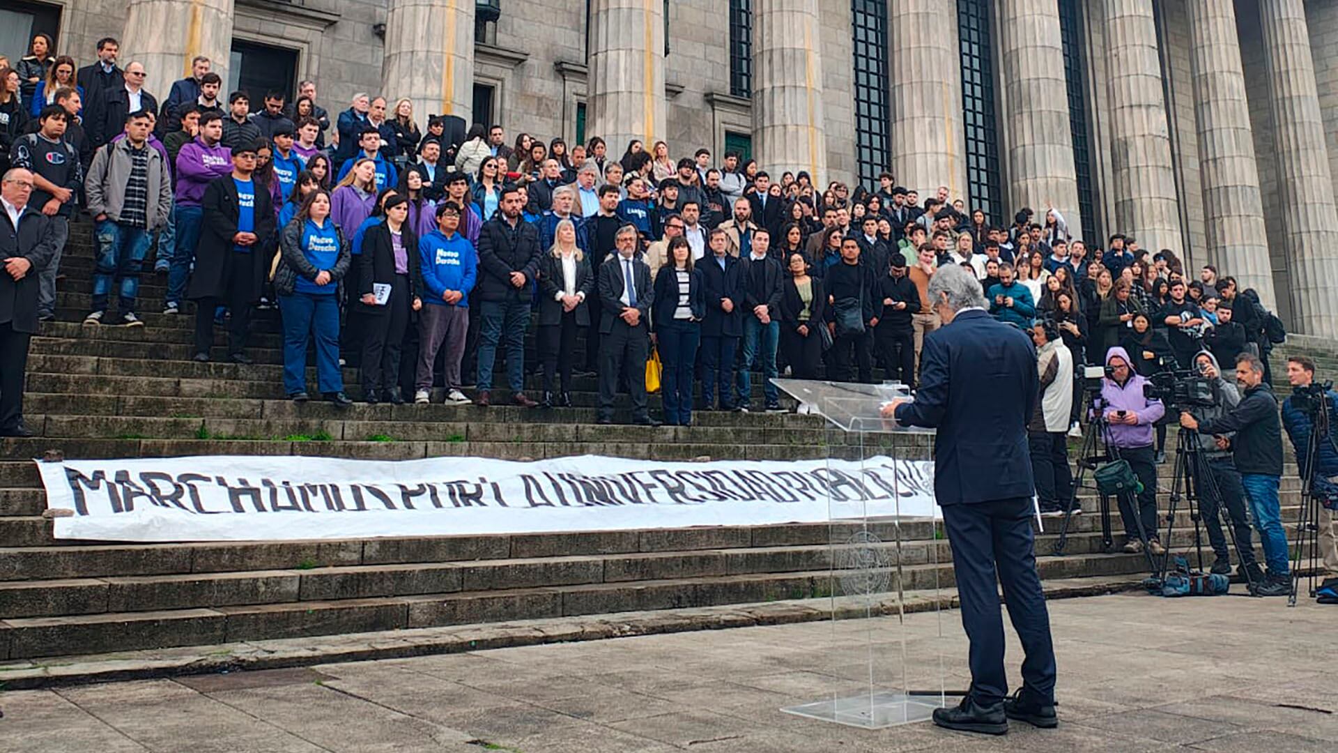 El Dr. Leandro Vergara, dictando la clase en las escalinatas de la Facultad de Derecho.