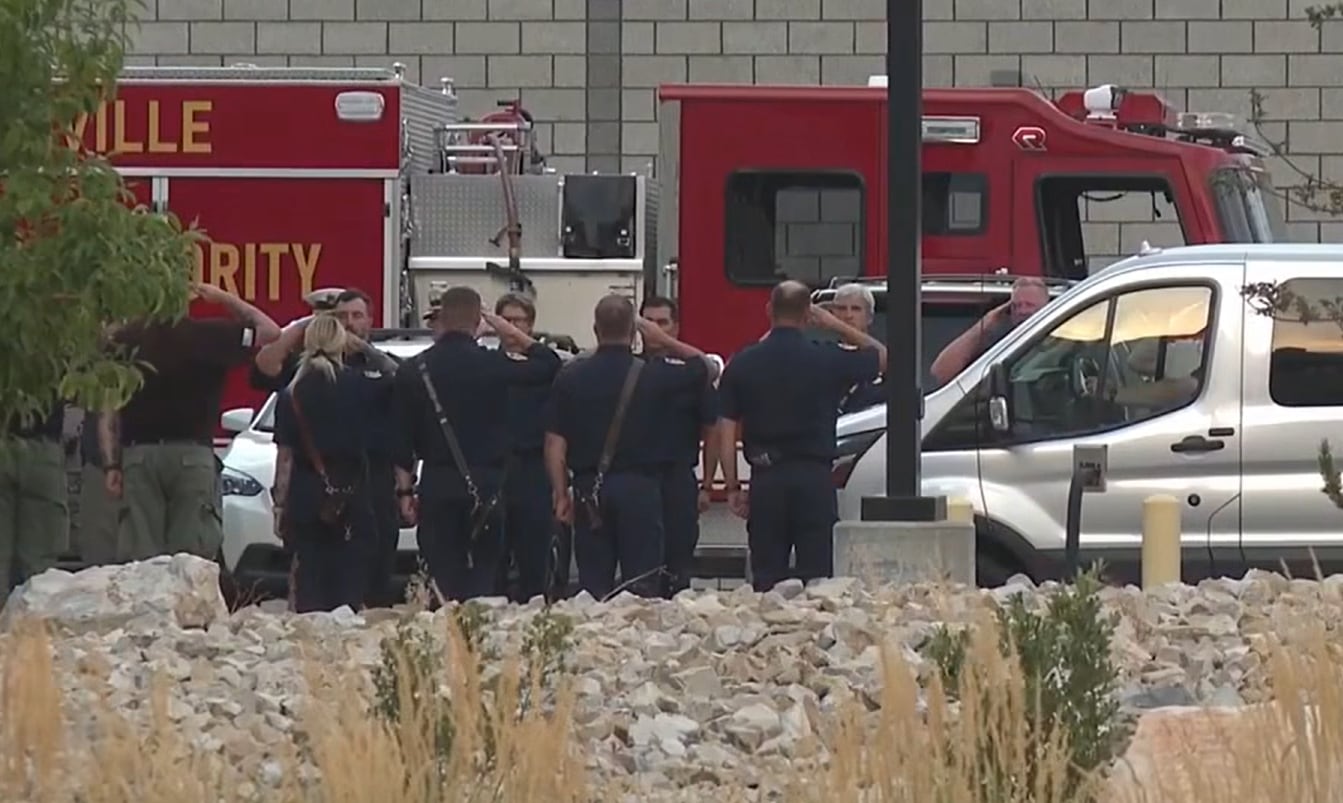 Personal de servicios de emergencia rindieron homenaje a los pilotos fallecidos en el accidente aéreo (FOX 13 News)