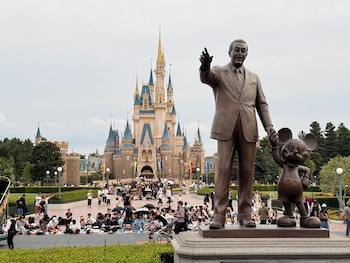 Estatua de Mickey Mouse y Walt Disney en uno de los parques.
