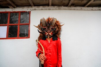Muchas personas participan de la tradicional celebración declarada como Patrimonio Cultural de Ecuador, la "Diablada pillareña" hoy en Píllaro (Ecuador). EFE/José Jácome
