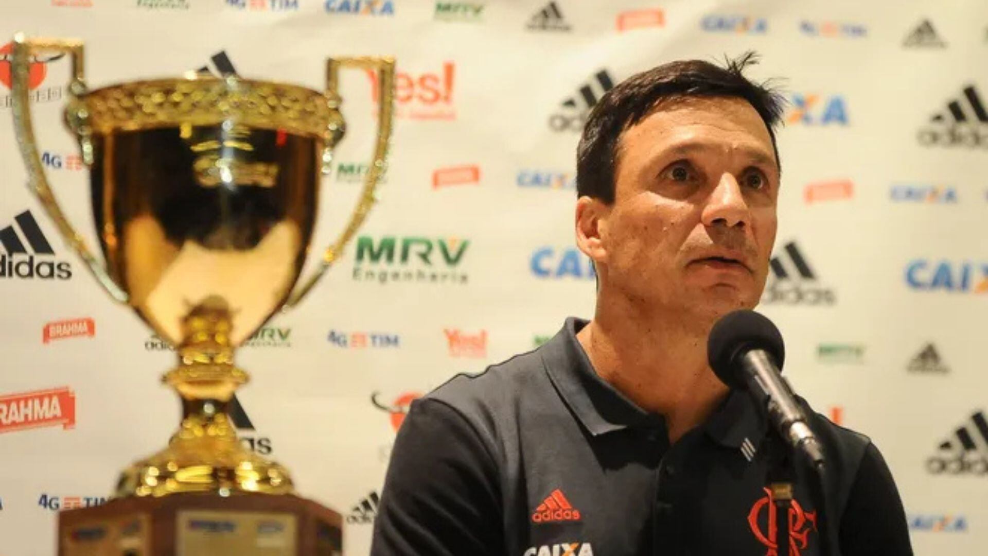 Zé Ricardo al lado del Campeonato Carioca logrado en el 2017. - Crédito: Flamengo