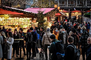 Visitantes en el mercado navideño