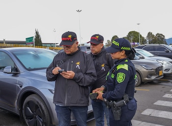 Las autoridades revisaron más de 610 vehículos en tres parqueaderos del Aeropuerto El Dorado para detectar automotores reportados como robados, autopartes ilegales y posibles alteraciones en sus sistemas de identificación - crédito Secretaría de Seguridad