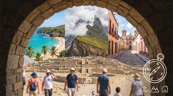Arco de piedra enmarca una playa con palmeras, montañas nubladas, una calle de pueblo colonial y las ruinas de Caral con personas; hay una brújula.