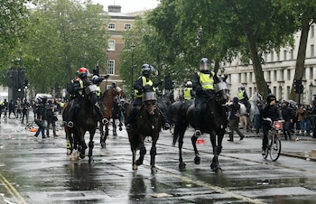 La policía a caballo avanza contra los manifestantes durante una protesta contra el racismo en Londres, Reino Unido REUTERS/Henry Nicholls