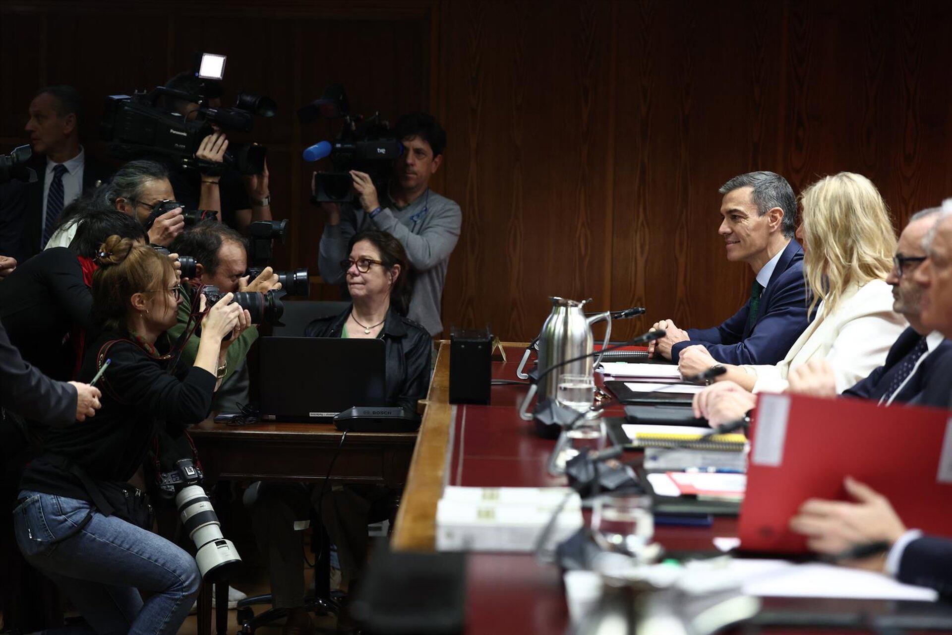 Sánchez y el presidente de la ‘comisión Koldo’ del Senado protagonizan un rifirrafe al inicio de su interrogatorio