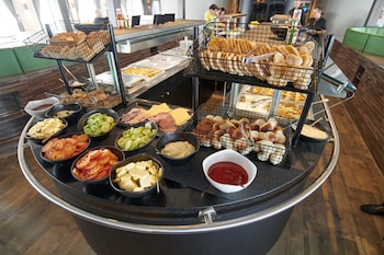 Buffet a bordo del MV Hondius, con una selección de panes, embutidos, quesos y verduras en el comedor del buque. (Handout / AFP)