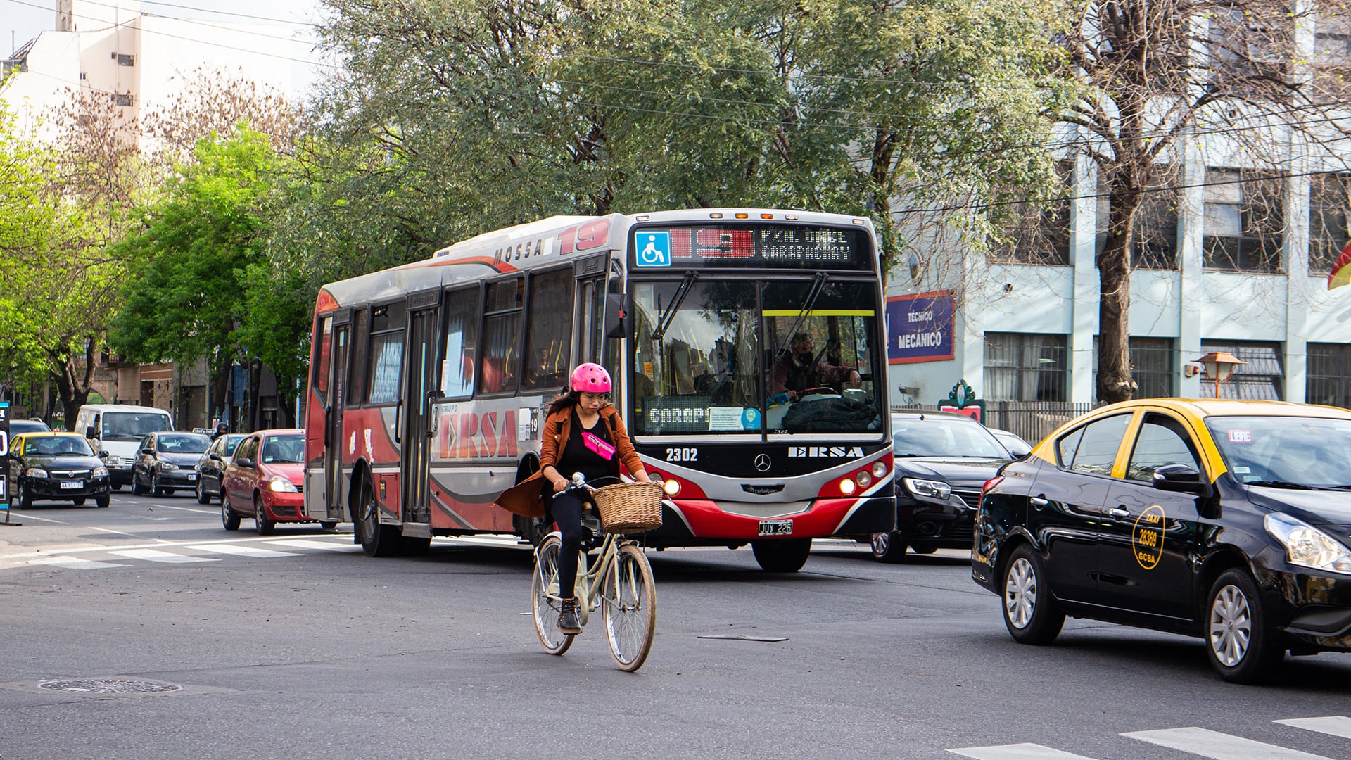 La convivencia en la ciudad no depende solo de leyes, sino de acuerdos silenciosos que se repiten todos los días.
